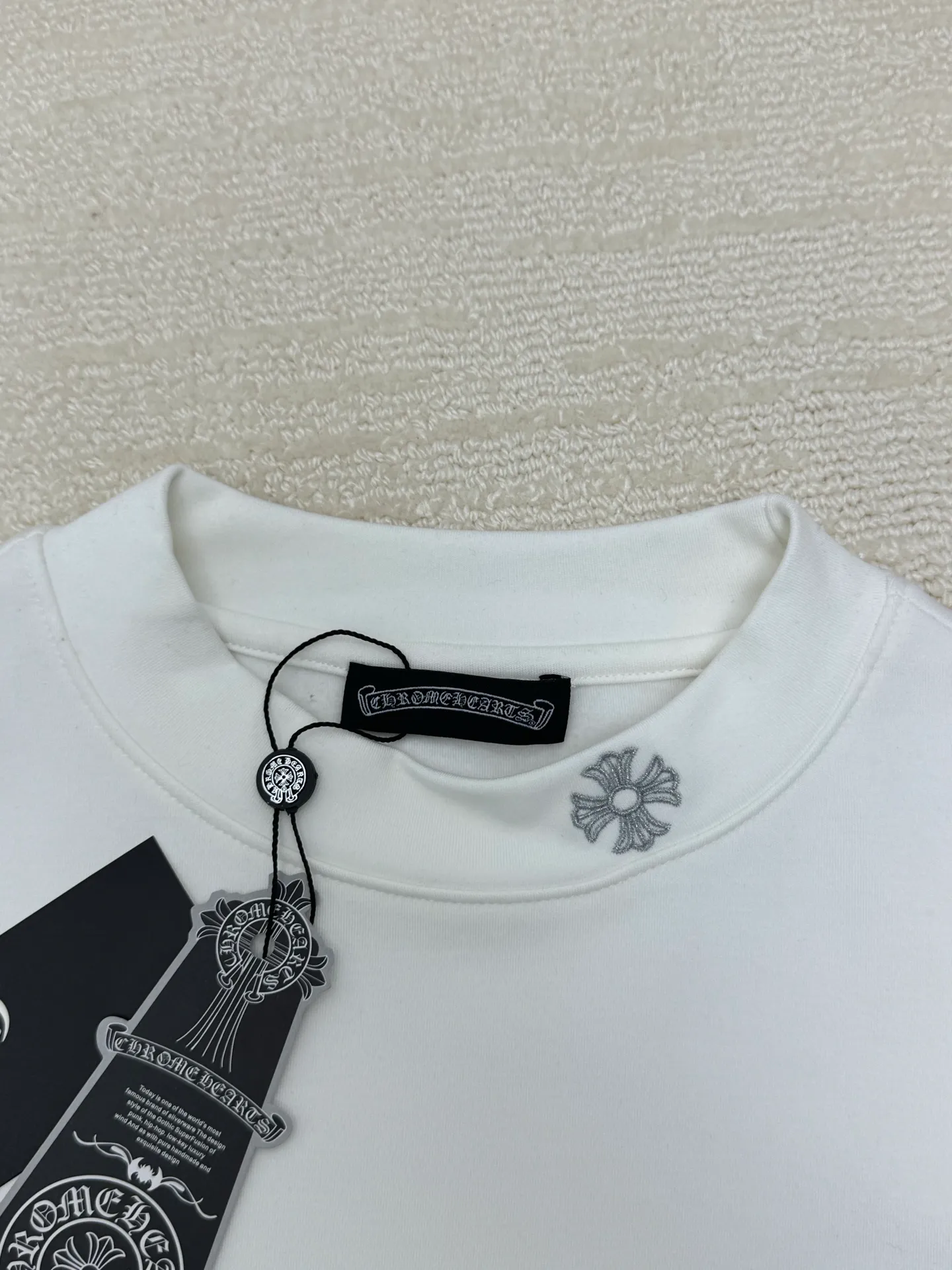 P310 Chrome Hearts high-neck velvet long-sleeved bottoming shirt. The fabric is soft. Made of imported high-density double-sided stretch cotton fabric. Same style for men and women. Full details. Original pattern. Size: S M L XL 2XL. Color: black white.